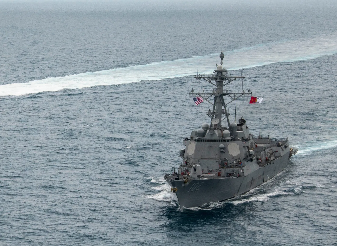 Amerykański niszczyciel USS Sampson w Cieśninie Tajwańskiej. Chiny wściekłe