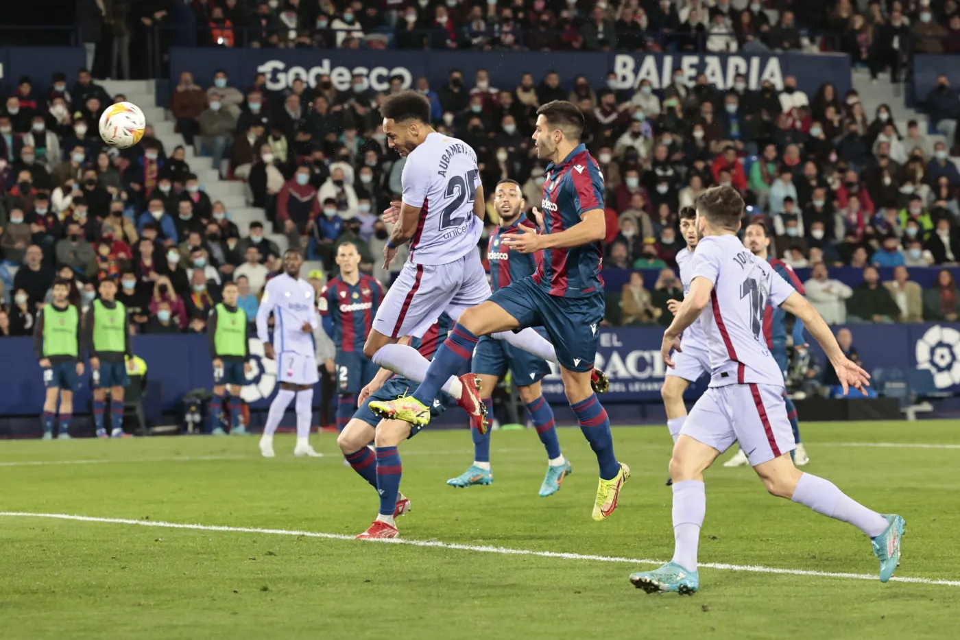 Levante miało 3 rzuty karne, ale trzy punkty zdobyła Barcelona [WIDEO]