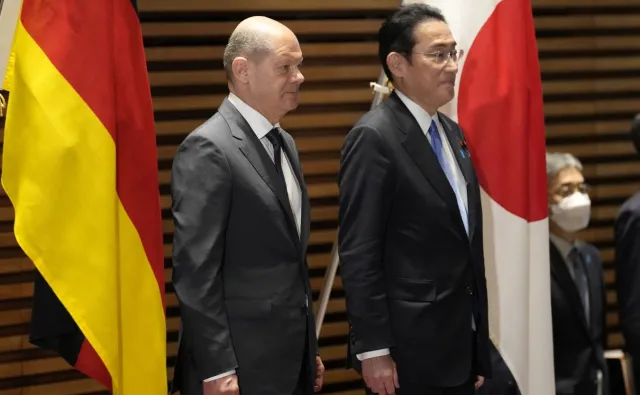 "Bundestag spiera się o wojnę, a Scholz jedzie podziwiać kwitnące wiśnie"