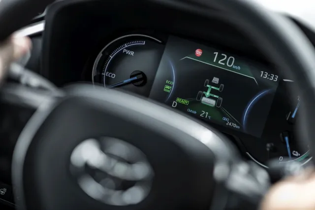 Toyota RAV4 plug-in już w Polsce. Cena zaskakuje. Diesla nikt już nie kupi?