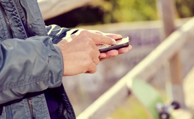 Jak poznać, że masz telefon na podsłuchu? I jak się przed tym bronić? PRAKTYCZNY PORADNIK