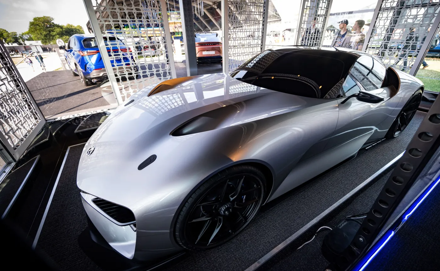 Nowy Lexus bije auta spalinowe. 2 sekundy do "setki" i stały elektrolit