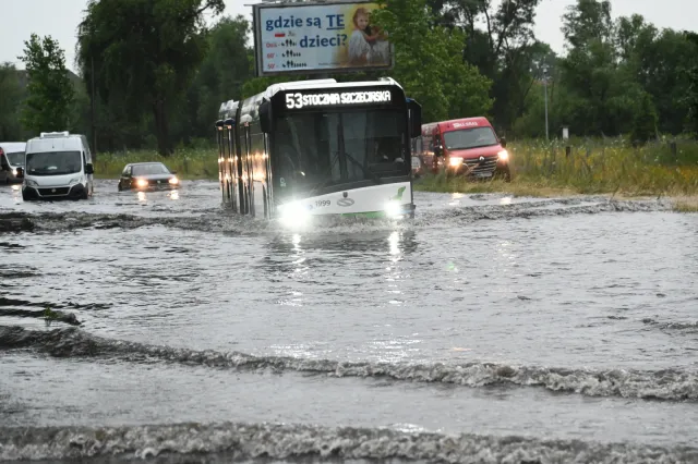 Groźne burze nad Polską. Zalane ulice Szczecina i Elbląga, przerwany festiwal Open'er