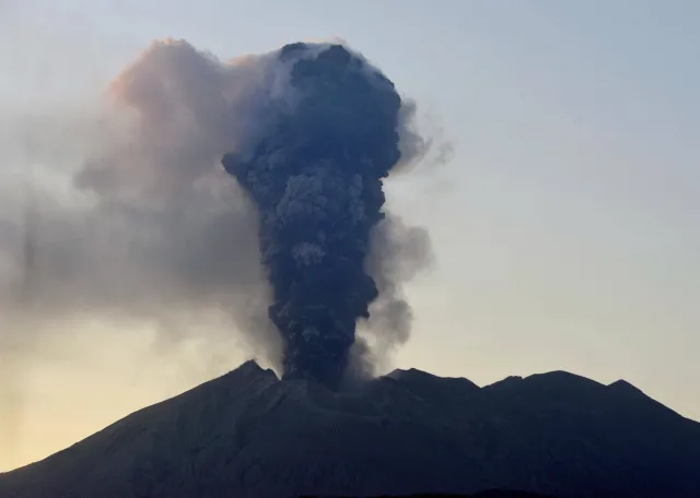 Silny wybuch wulkanu Sakurajima na wyspie Kiusiu w Japonii