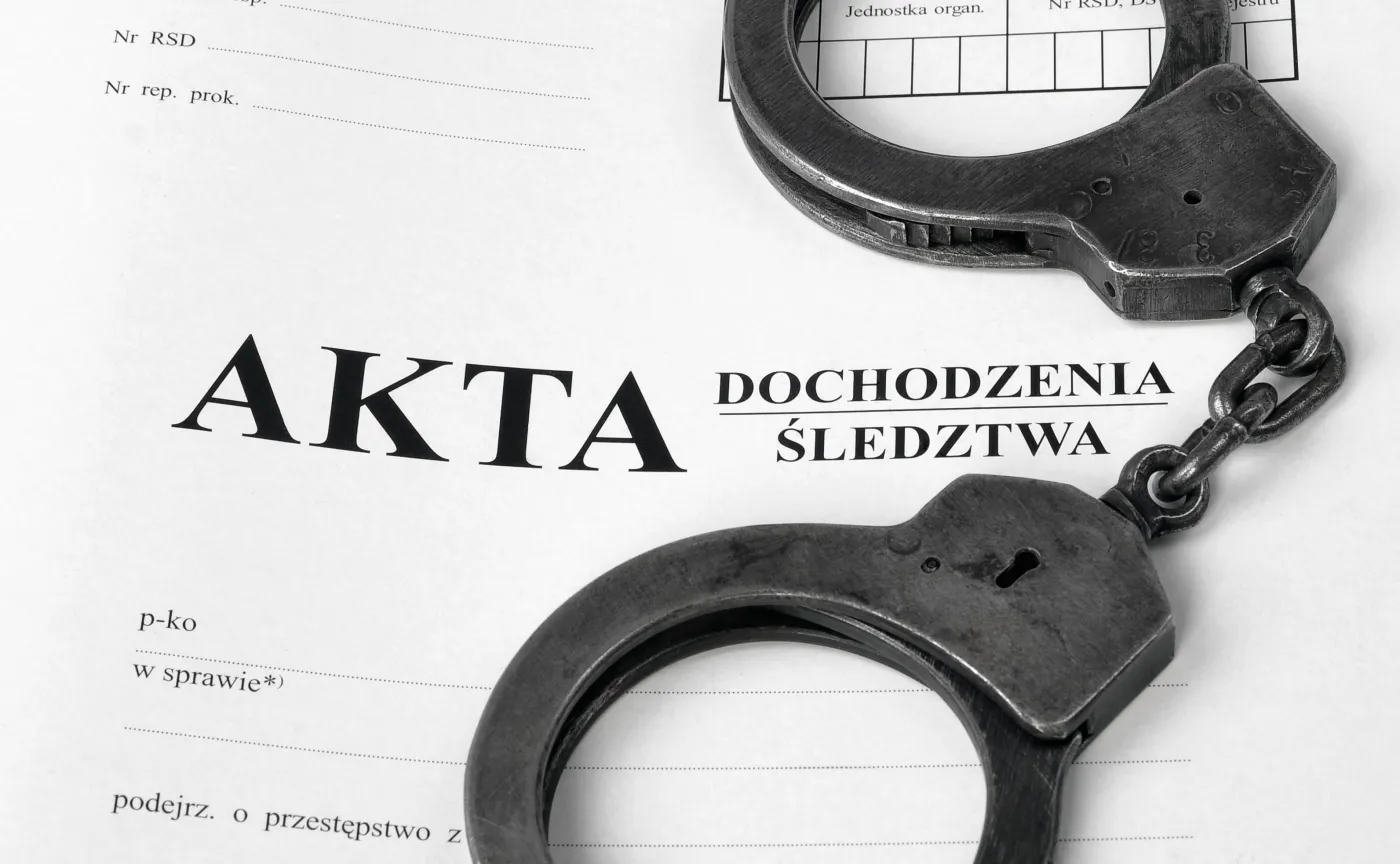 Akta śledztwa i kajdanki
