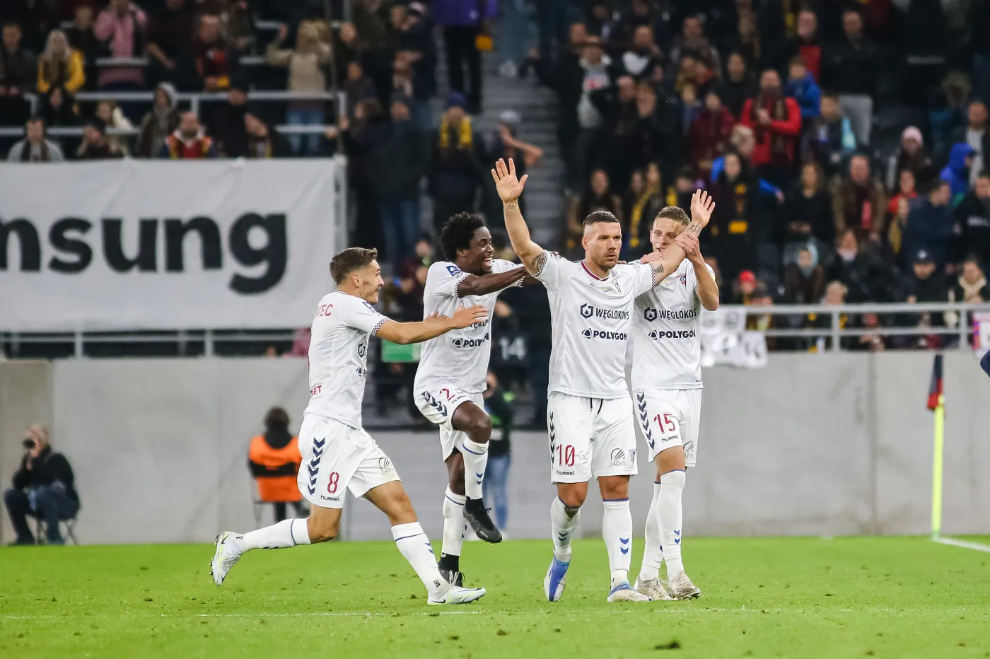Niewiarygodny gol Podolskiego. Zdobył bramkę uderzeniem z własnej połowy [WIDEO]
