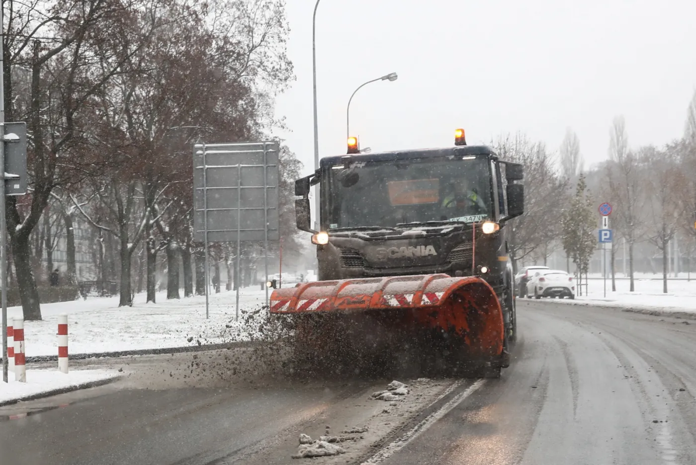 GDDKiA: Na drogach w całym kraju pracuje ponad 2,4 tys. pojazdów zimowego utrzymania