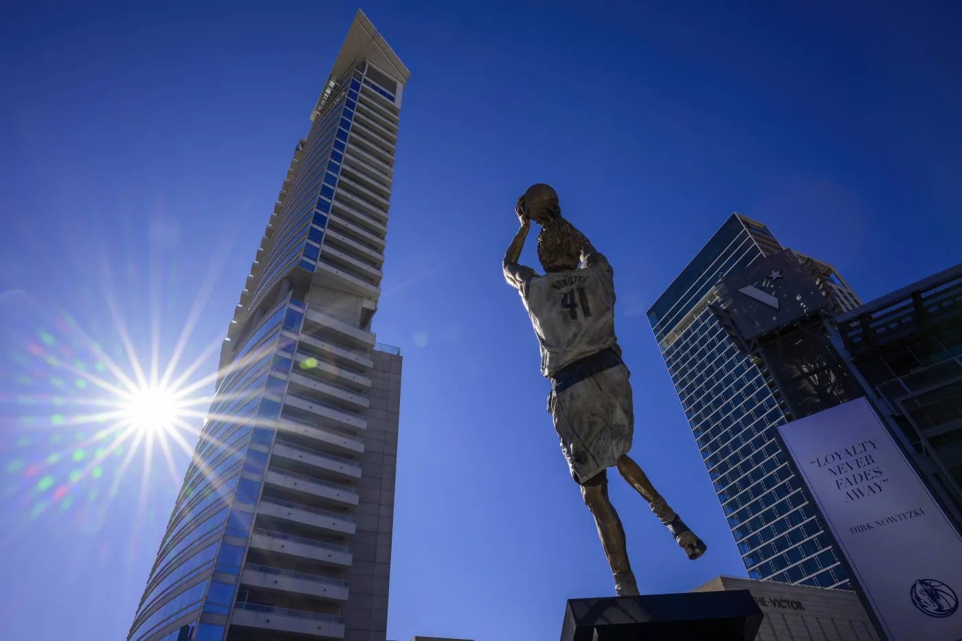 W Dallas odsłonięto pomnik Dirka Nowitzkiego