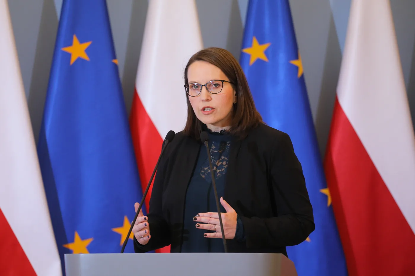 Szefowa MF: Jest szansa, że deficyt w 2022 roku będzie niższy od prognozowanego