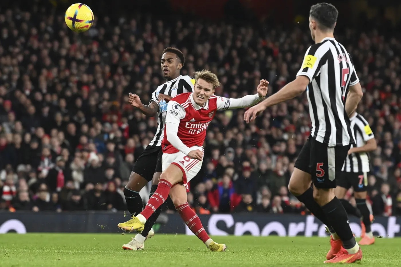 Festiwal żółtych kartek w Londynie. Bezbramkowy Arsenal