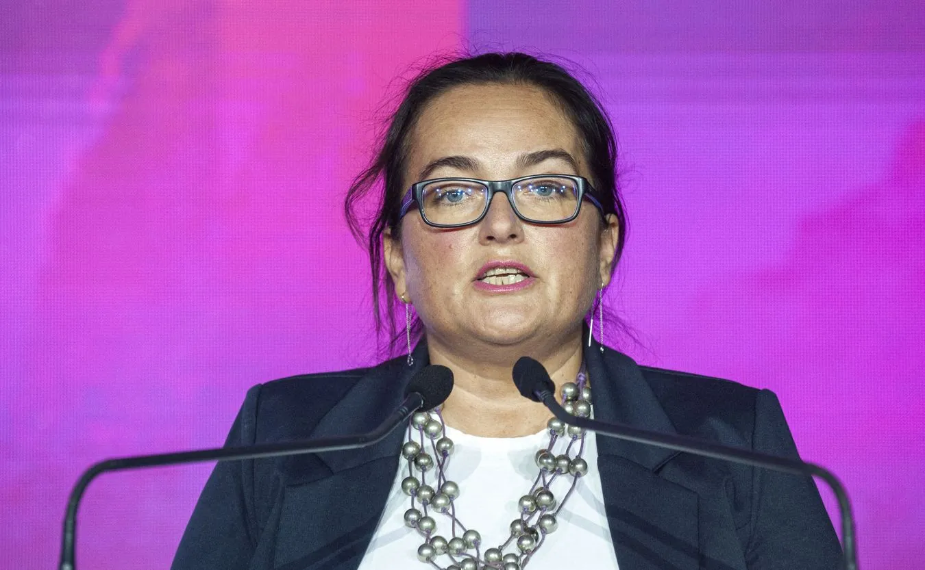 "Chamski atak" na posłankę Lewicy. Wiceministrowi z SP nie spodobała się przypinka