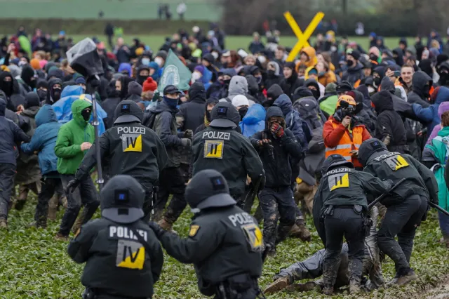 Zamieszki w Luetzerath. Wśród rannych "trzycyfrowa liczba" aktywistów i 70 policjantów