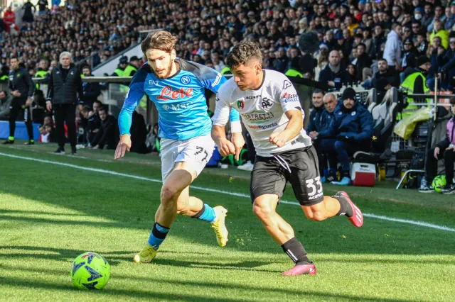 Liga włoska. Napoli coraz bliżej tytułu po wygranej w "polskim" meczu