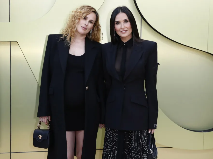 Najlepiej wyglądająca 60-latka show-biznesu: Demi Moore w oszałamiającej formie na pokazie mody [FOTO]