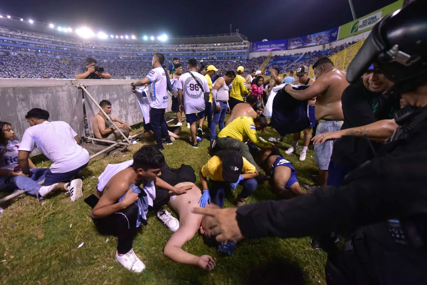 Kibice próbowali sforsować bramę stadionu. Co najmniej 9 osób nie żyje