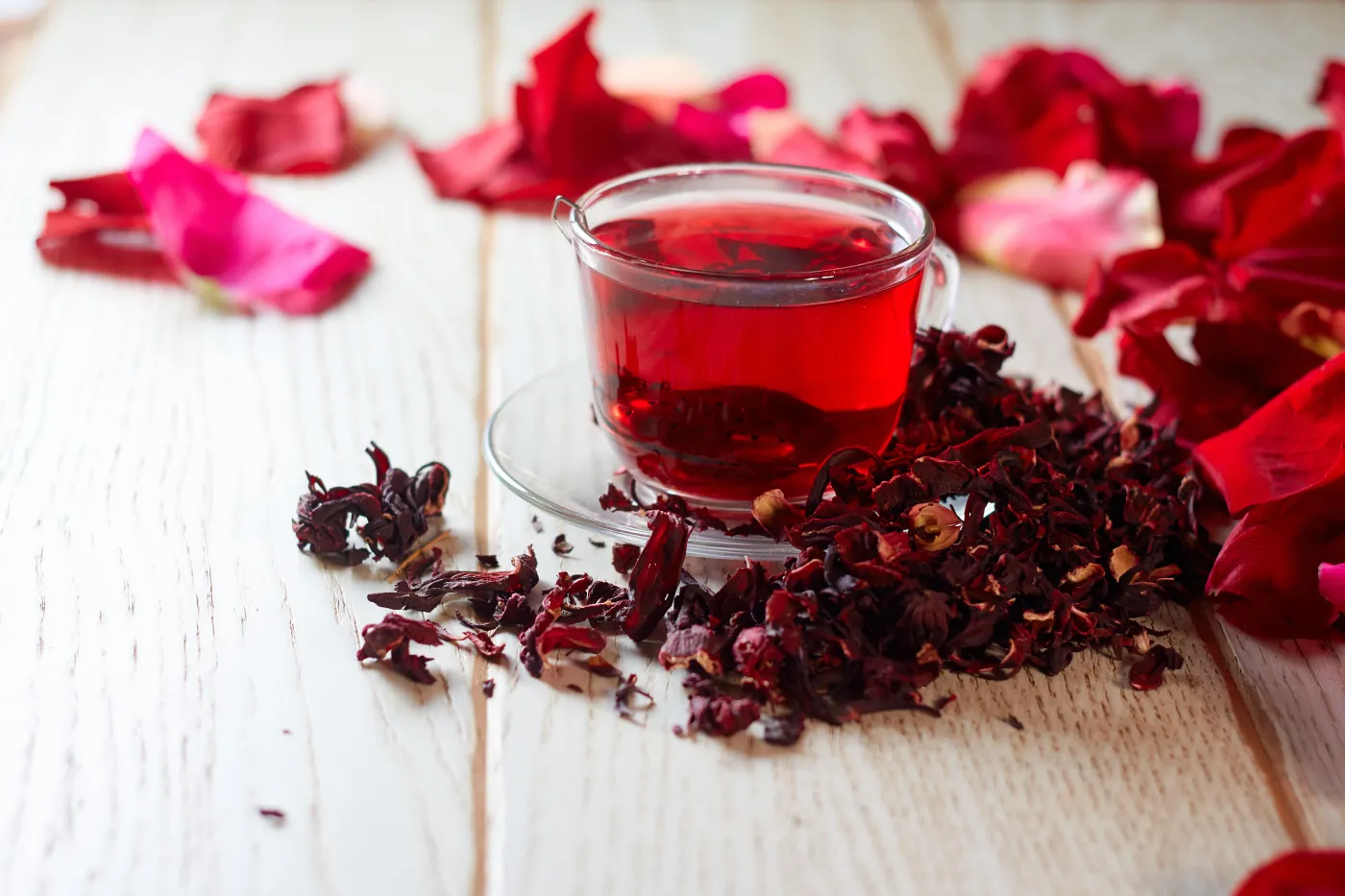 Herbatka z hibiskusa obniża cholesterol i oczyszcza organizm. W dodatku świetnie smakuje