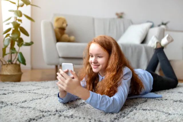 Kiedy dać dziecku pierwszą "komórkę"? Wiek, który podają eksperci, może cię zdziwić