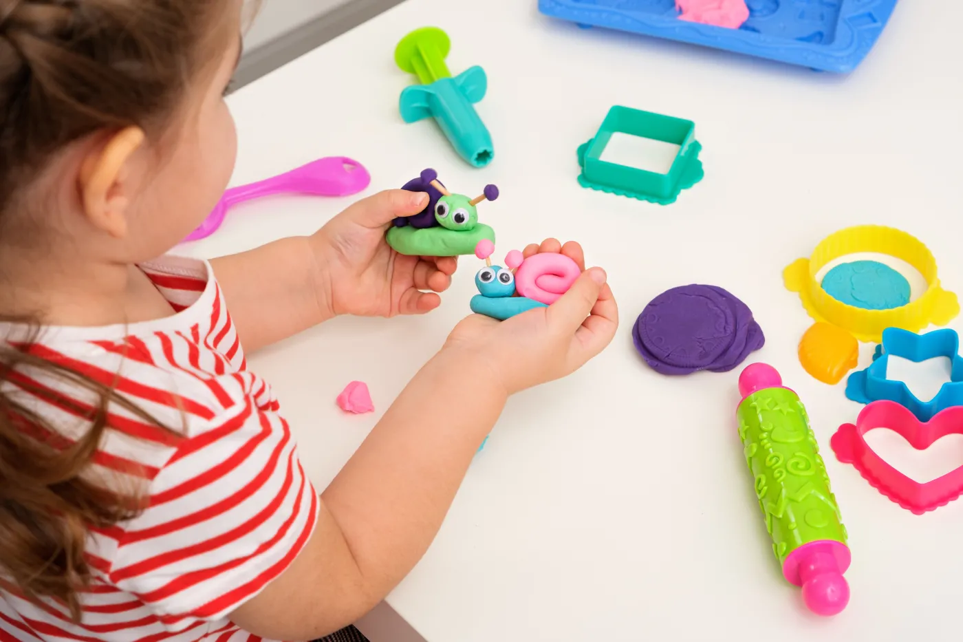 Dziecko przedszkole szkoła Children's,Games,With,Plasticine,,Children's,Hands,With,Plasticine,Snails,,Creative