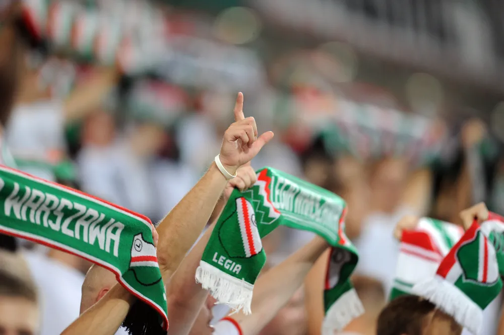 Śmierć kibica po meczu Legii. Mężczyzna spadł z mostu Łazienkowskiego