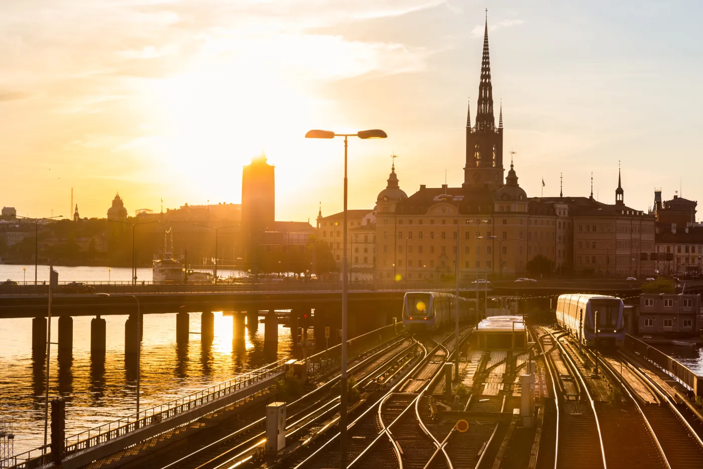  Tory kolejowe i pociągi w pobliżu głównego dworca kolejowego w Sztokholmie