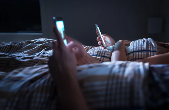 8 najczęstszych objawów FOMO. Ile z nich rozpoznajesz u siebie?