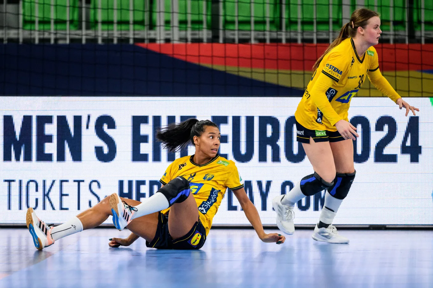 Elin Hansson (z prawej)