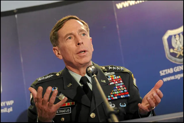 Gen. Petraeus: Od czasów zimnej wojny nie było lepszego prezentu dla NATO niż Putin