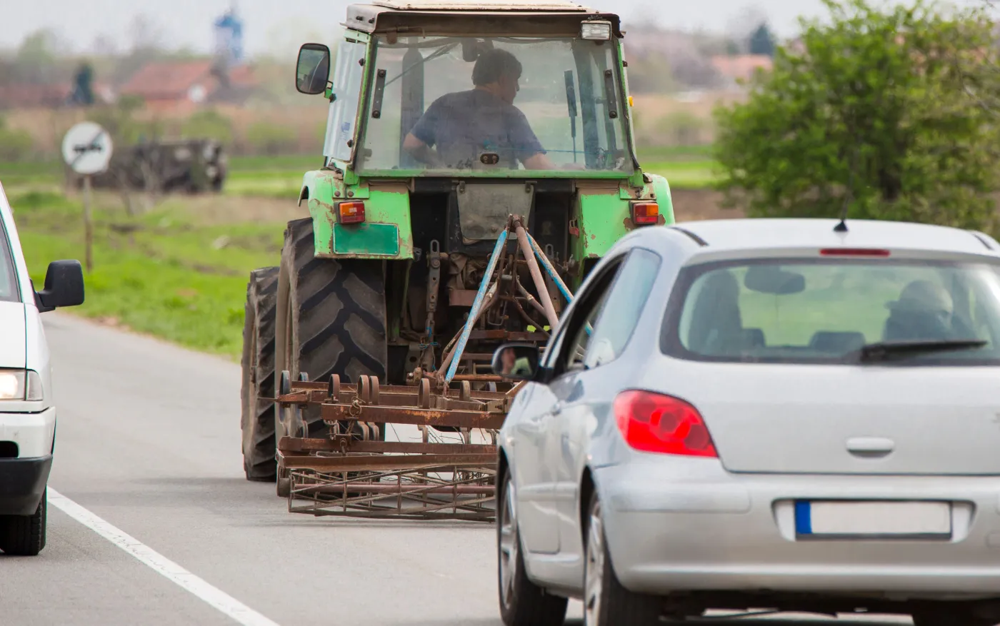 Czy można wyprzedzać traktor na linii ciągłej? Odpowiedź zaskakuje