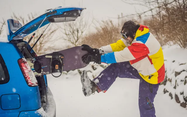 Jak przewozić narty i snowboard? O tych zasadach musisz pamiętać