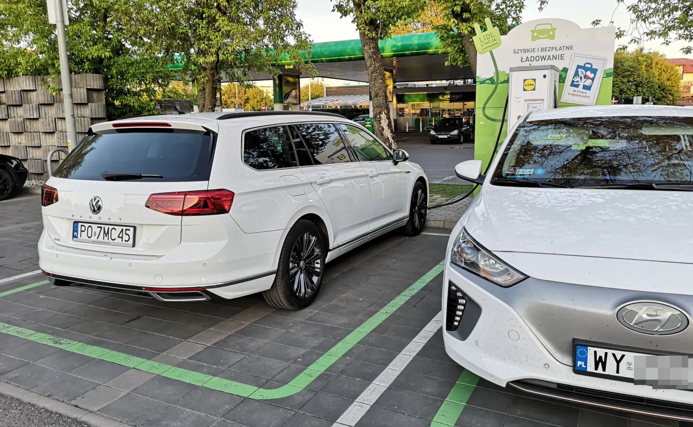Hybrydy plug-in czy samochody elektryczne? Wiadomo, których w Polsce jest więcej