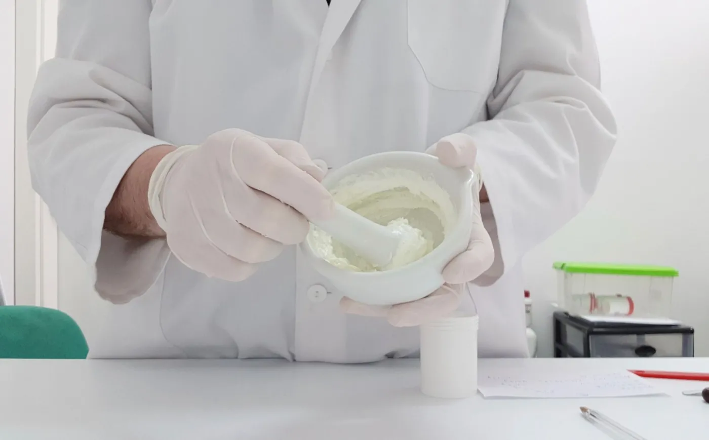 Apteka farmaceuta robienie maści