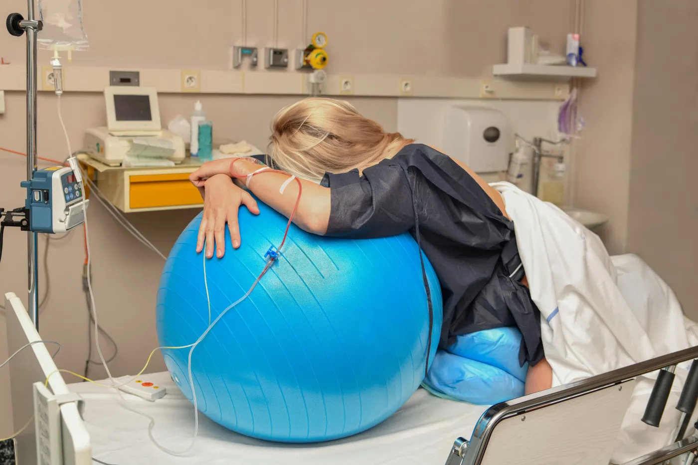 Woman,During,Contractions,On,A,Fitness,Ball,Parturition,Hospital
