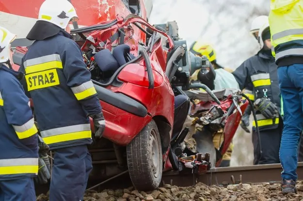 Tragiczny wypadek na przejeździe kolejowym. Nie żyje 25-latek