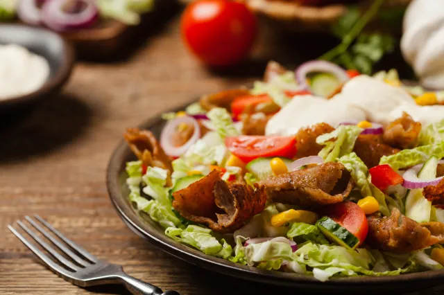 Najlepsze sałatki gyros: Niskokaloryczne, ale sycące. Doskonałe na każdą okazję