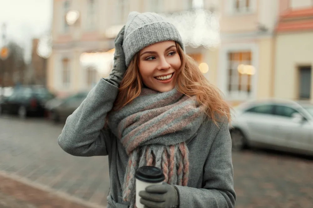 Włosy przetłuszczają się pod czapką? Ten trik sprawi, że szybko pozbędziesz się problemu