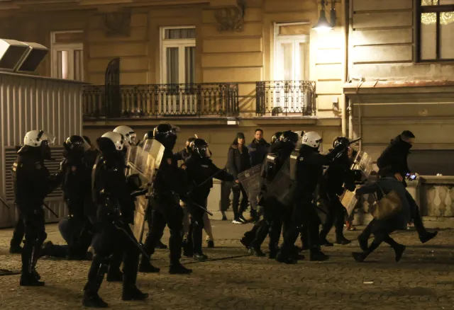 Zmanipulowane wybory w Serbii? Demonstranci ruszyli na ratusz w Belgradzie