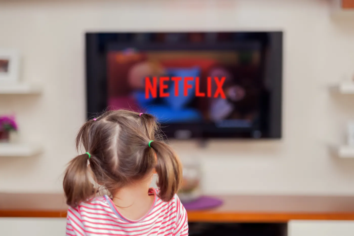 Istanbul,,Turkey-,October,06,,2014:,Cute,Little,Girl,Watching,Netflix
