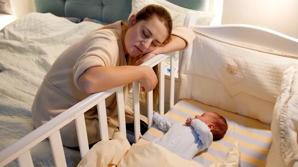 zmęczona mama, kołyska