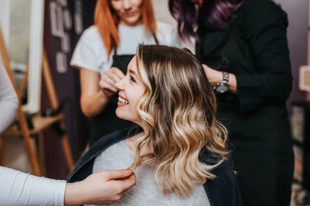 "Coquette hair" to najmodniejsza fryzura w tym sezonie. Sprawdź, jak wygląda