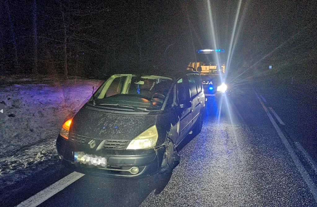 Mazowieckie. Jechał na samej feldze, nie miał prawa jazdy. Był za to pijany i przewoził małe dzieci