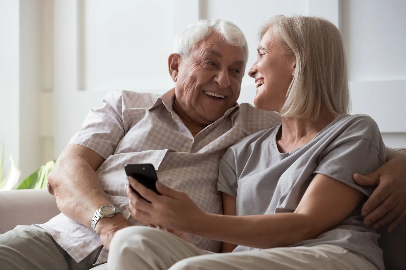 Życzenia na Dzień Babci 2024: Krótkie i zabawne gotowe wierszyki do SMS-a i Messengera