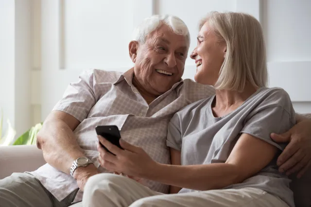 Życzenia na Dzień Babci 2024: Krótkie i zabawne gotowe wierszyki do SMS-a i Messengera