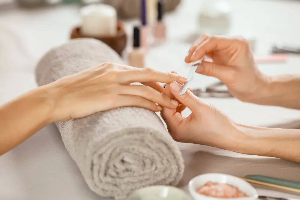 "Syrup nails" są hitem 2024 roku. Dowiedz się, jak wykonać tę stylizację paznokci