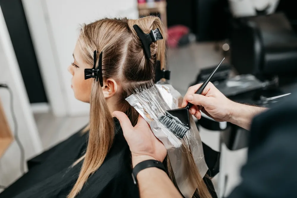 Scandi blonde to hit w koloryzacji. Sprawdź, na czym dokładnie polega