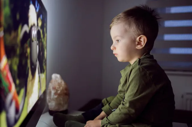 Twoje dziecko ogląda telewizję? Naukowcy mają bardzo złe wieści
