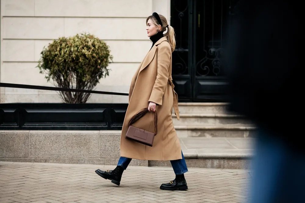 Side,View,Beautiful,Woman,Walking,Street,In,Fashionable,Spring,Or