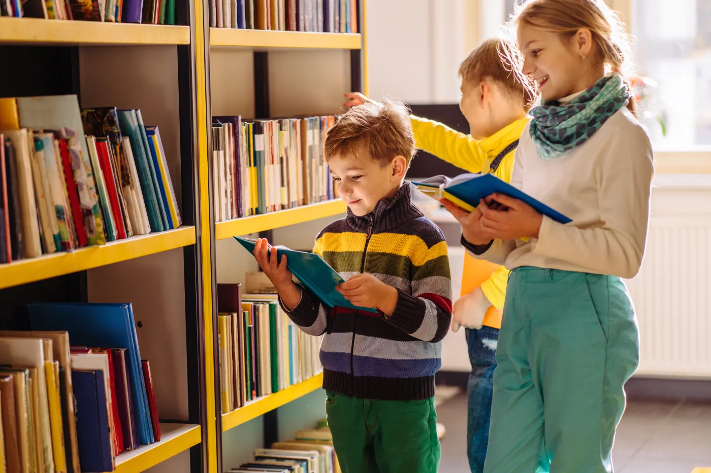dziecko, dzieci czytają książki, biblioteka, 