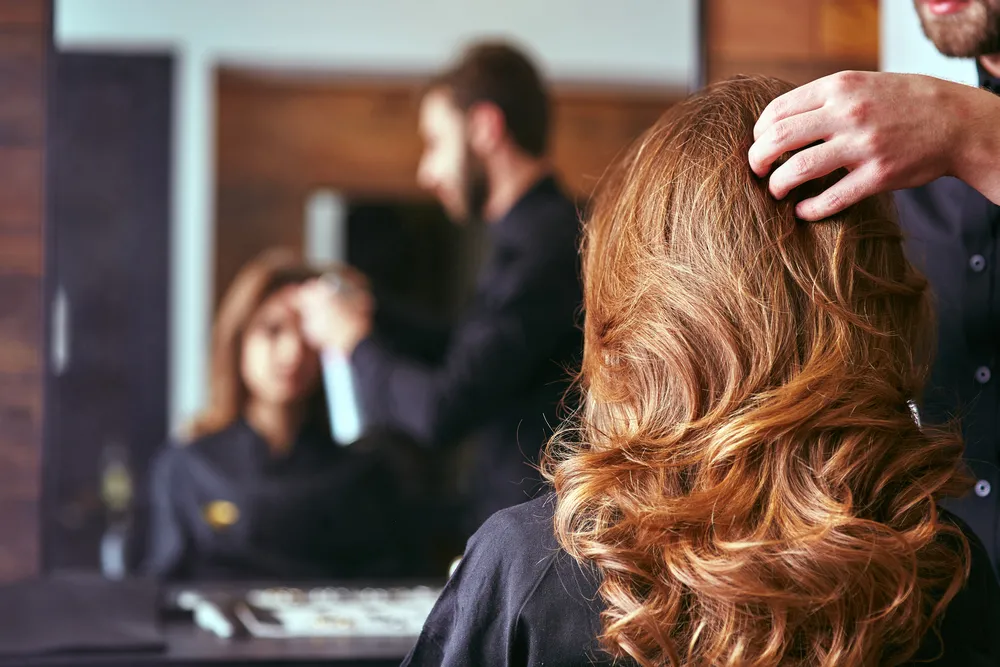 Mullet hair to najmodniejsza fryzura sezonu. Sprawdź, jak ją wykonać