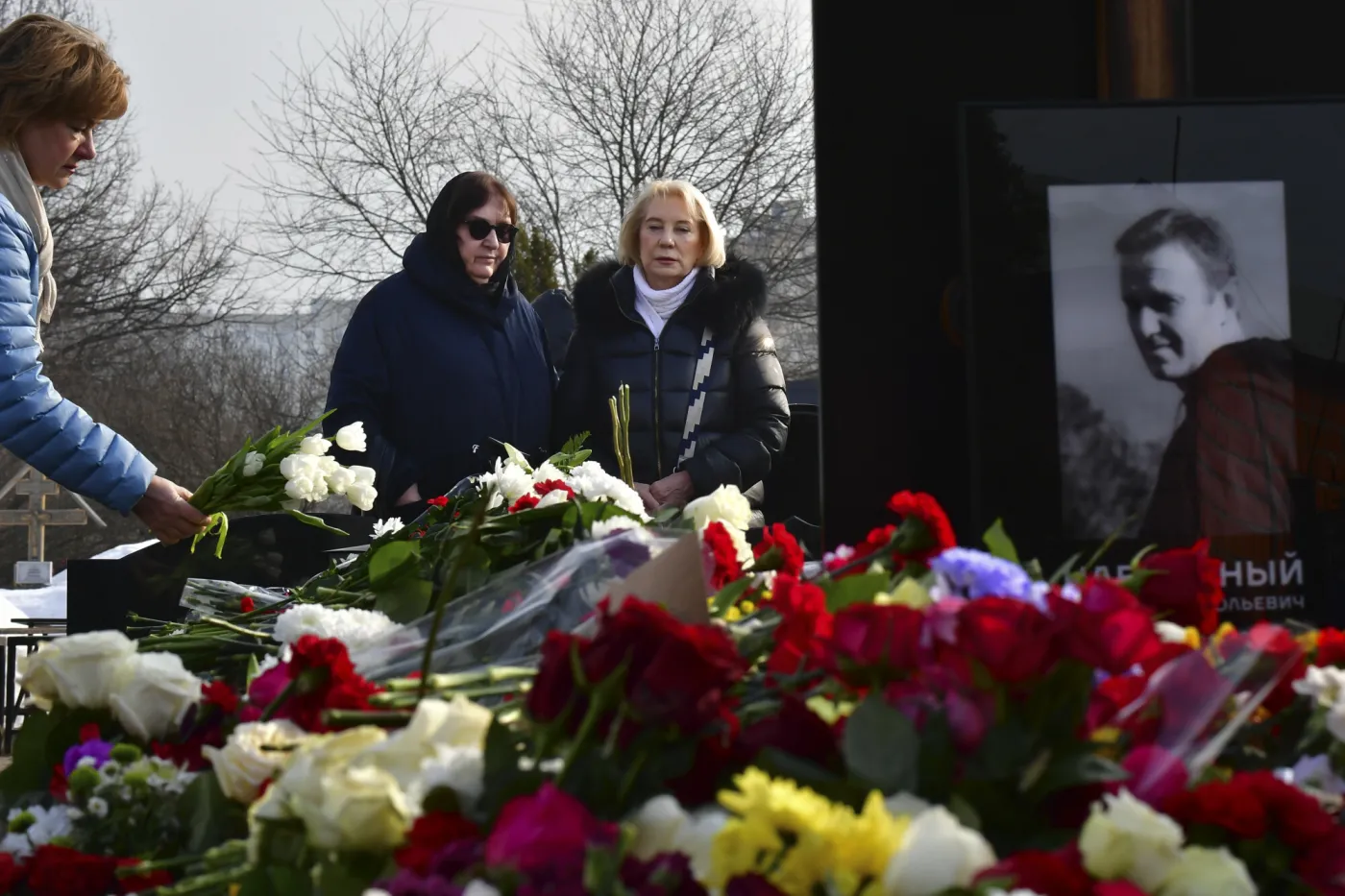 Tego usiłował uniknąć Kreml. Grób Nawalnego tonie w kwiatach, nasuwają się "niewygodne" skojarzenia