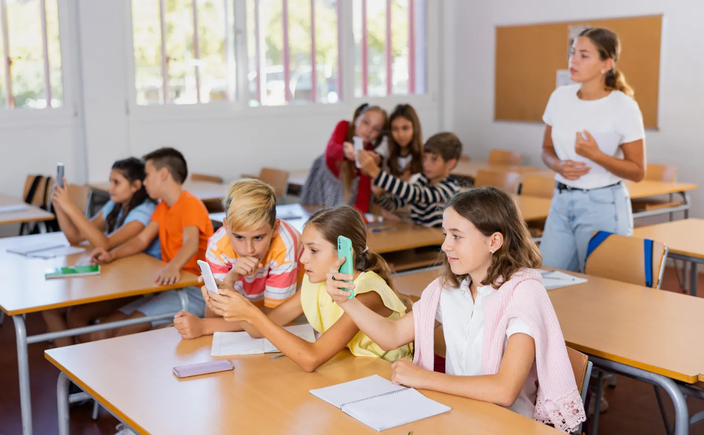 Zakaz korzystania ze smartfonów w szkołach? MEN zapowiada edukację cyfrową